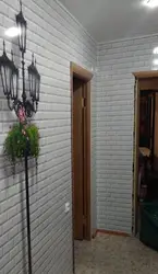 Divar fotoşəkilindəki koridorda PVC panellər