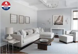 Дизайн гостиной с белыми обоями и мебелью