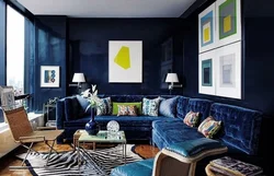 Темно синий цвет в интерьере гостиной