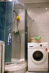 Фото маленькой ванной с душевой и стиральной машиной
