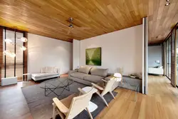 Дизайн потолка в гостиной деревянного дома