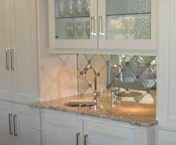 Mirror apron for the kitchen photo in the interior