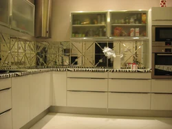Зеркальный фартук для кухни фото в интерьере