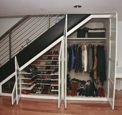 Фото дизайна гардеробной под лестницей