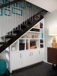 Фото дизайна гардеробной под лестницей