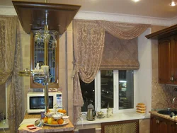 Римская штора в интерьере кухни с тюлью