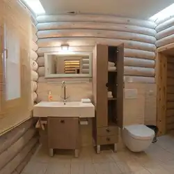 Интерьер ванной комнаты в деревянном доме из бревна