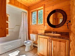 Бөренелерден жасалған ағаш үйдегі ванна бөлмесінің интерьері