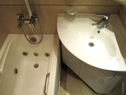 Burchakli lavabo bilan hammom dizayni