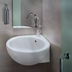 Burchakli lavabo bilan hammom dizayni