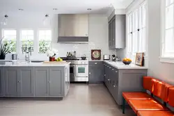 Кухня з шэрымі сценамі і белым гарнітурам фота