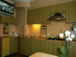 Інтэр'ер кухні з гарнітурам фісташкавага колеру