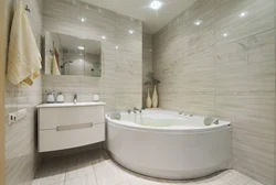 Дизайн ванной с угловой ванной в светлых тонах