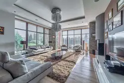 Фото дома с панорамными окнами в гостиной