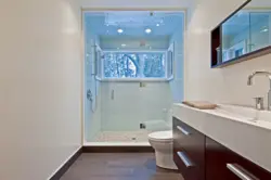 Duş və pəncərə fotoşəkili olan hamam