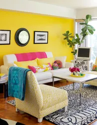 Дизайн гостиной с желтыми обоями