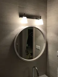 Круглое зеркало в интерьере ванной комнаты
