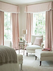 Интерьер штор в спальне с розовыми обоями