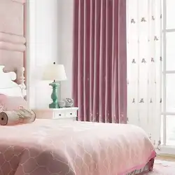 Інтэр'ер штор у спальні з ружовымі шпалерамі