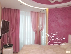 Інтэр'ер штор у спальні з ружовымі шпалерамі