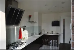 Кухни без навесных шкафов в интерьере с пеналом фото