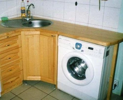 Кухня с машинкой стиральной и плитой фото