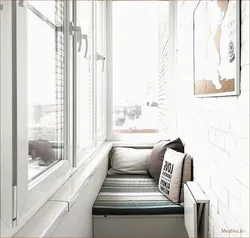 Пәтердегі диванмен балконның интерьері