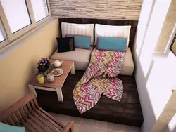 Bir mənzildə divan ilə balkonun daxili hissəsi