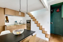 Кухни в комнате с лестницей фото