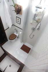 Интерьер ванной комнаты с душем и туалетом