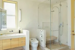 Дизайн ванной с душевой и туалетом и ванной в доме