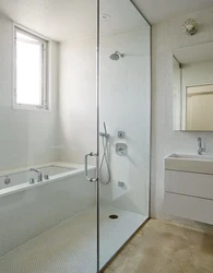 Дызайн ваннай з душавой і туалетам і ваннай у доме