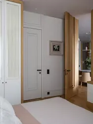 Дизайн спальни дверь посередине