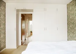 Bedroom design door in the middle