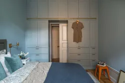 Дызайн спальні дзверы пасярэдзіне