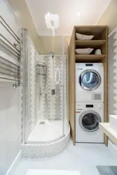 Плитка мен кір жуғыш машинадан жасалған душ пен дәретхана бар ванна бөлмесінің дизайны