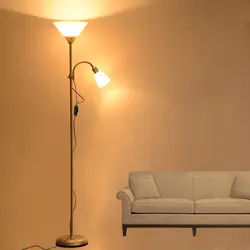 Yataq otağının interyerində döşəmə lampaları və döşəmə lampaları