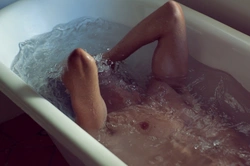 Фото в пене в ванной мужское