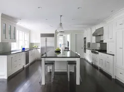 Белая кухня с серым полом в интерьере