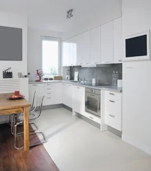 Белая кухня з шэрым падлогай у інтэр'еры