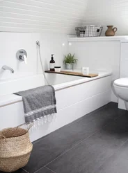 Дизайн ванной с серой плиткой на полу