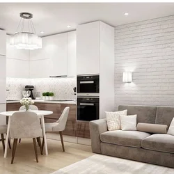 Современный интерьер гостиной с белой кухней