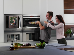 Телевизор над холодильником в кухне фото