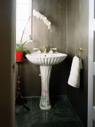 Photo of a bathtub with a tulip sink