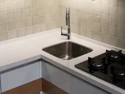 Müasir üslubda künc lavabo ilə mətbəx dizaynı