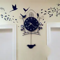 Часы в интерьере спальни