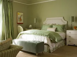 Оливковые обои в интерьере спальни