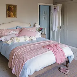 Bedroom design with pink bed