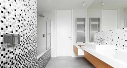 Ванна дизайн белая плитка с мозаикой