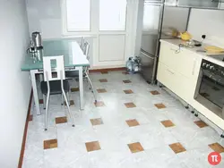 Daxili fotoşəkil mətbəxində plitələr altında linoleum